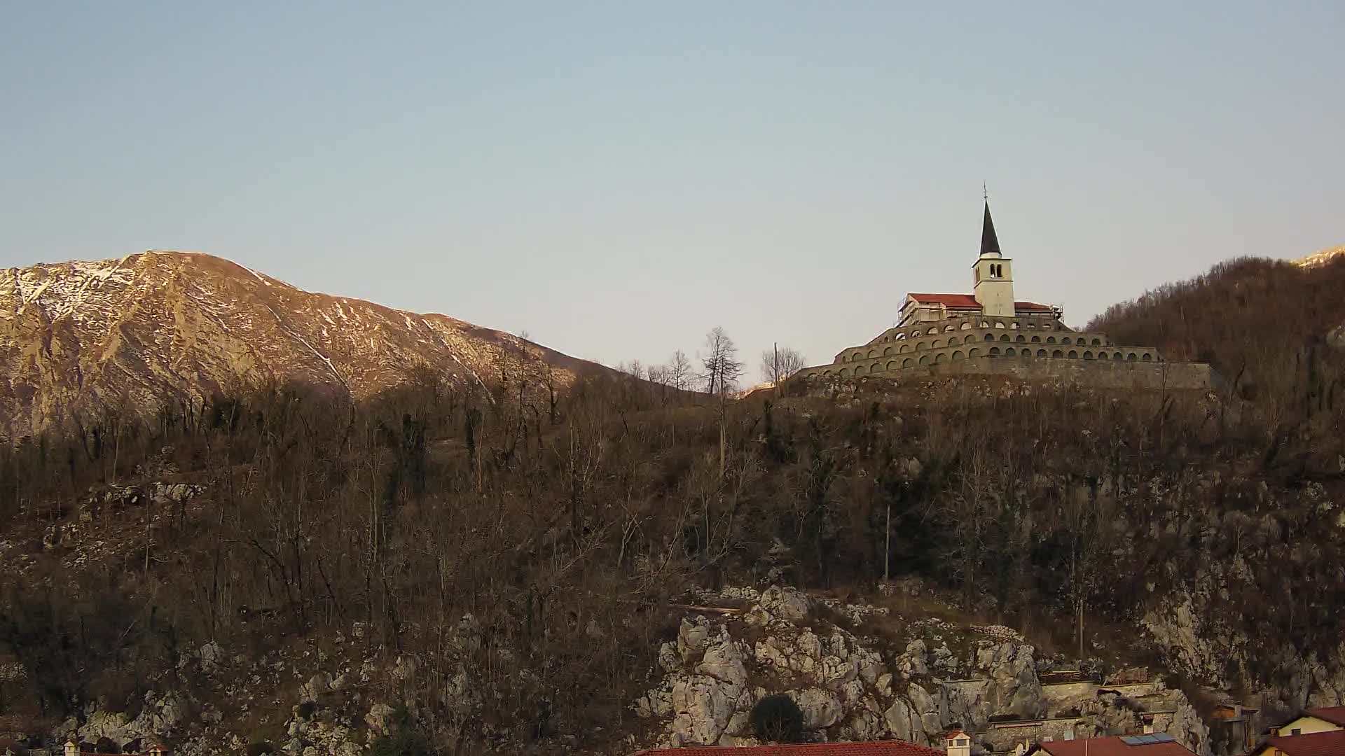 Kobarid Spletna kmera – Pogled na kostnico iz 1. svetovne vojne