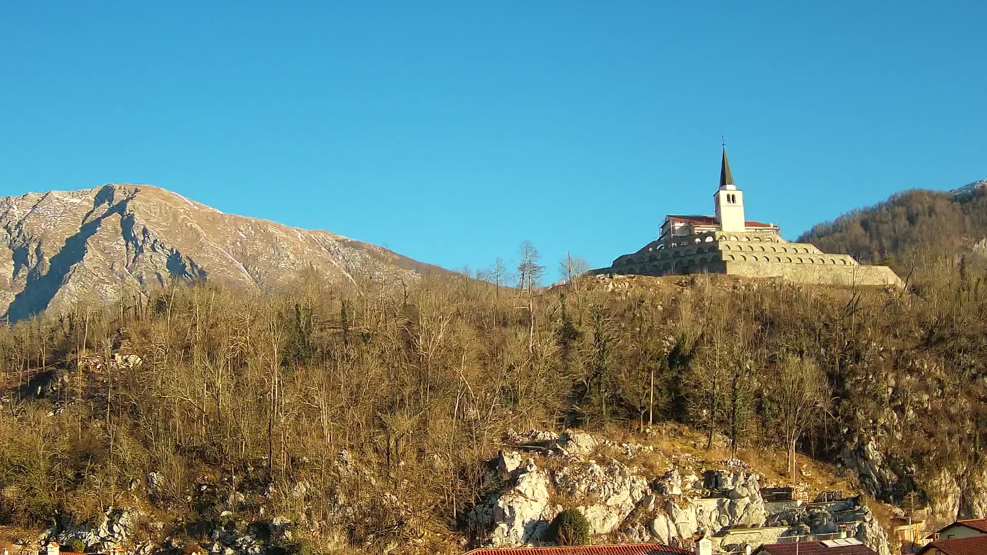 Kobarid Spletna kmera – Pogled na kostnico iz 1. svetovne vojne