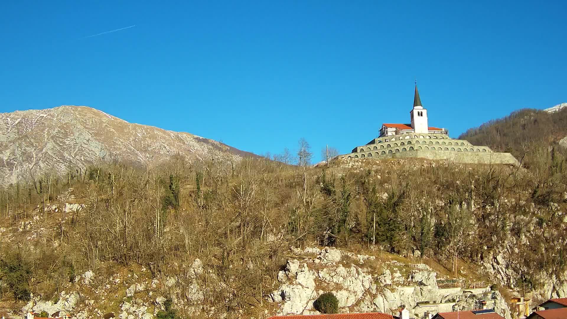 Kobarid Spletna kmera – Pogled na kostnico iz 1. svetovne vojne