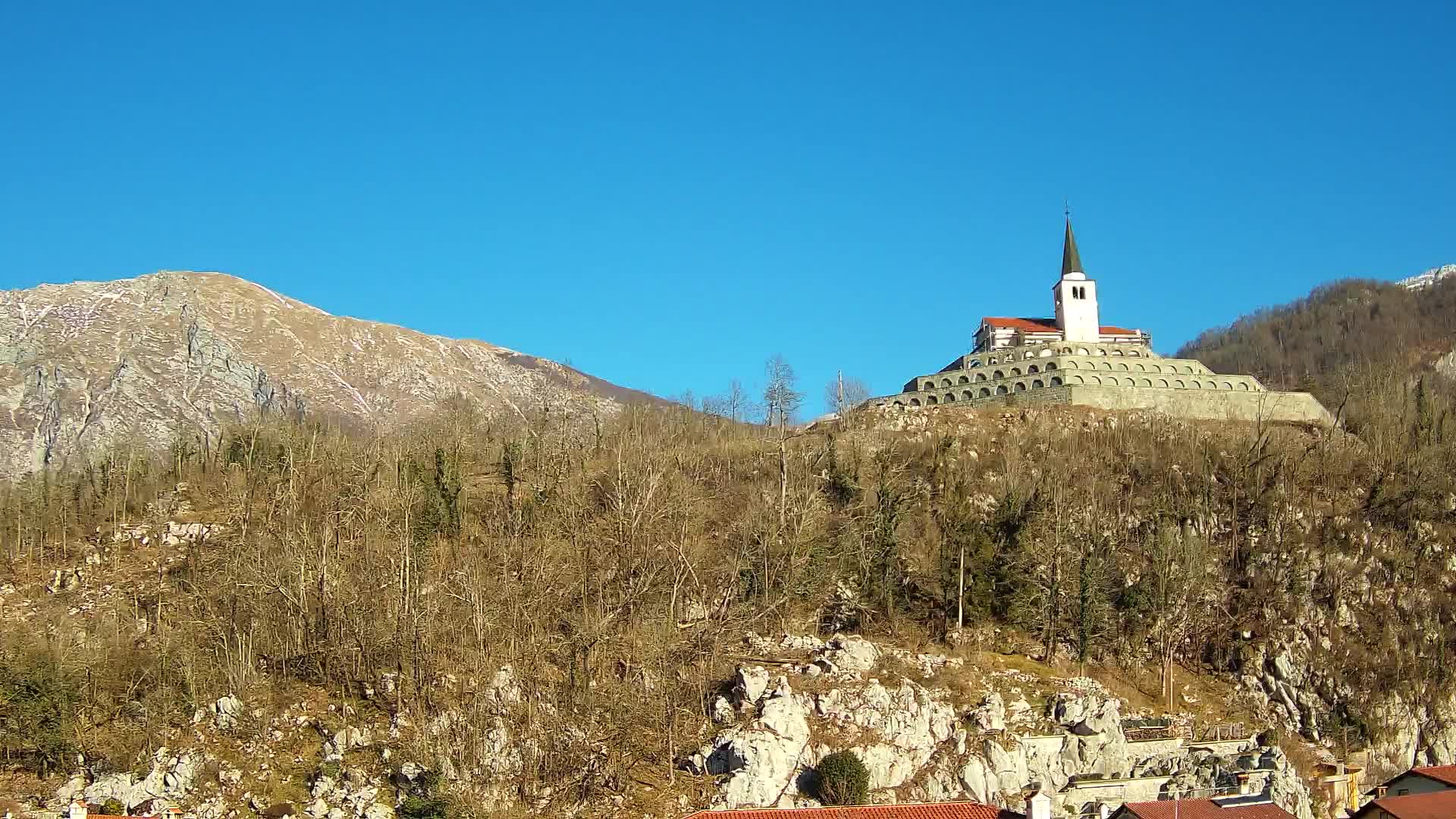 Kobarid Spletna kmera – Pogled na kostnico iz 1. svetovne vojne