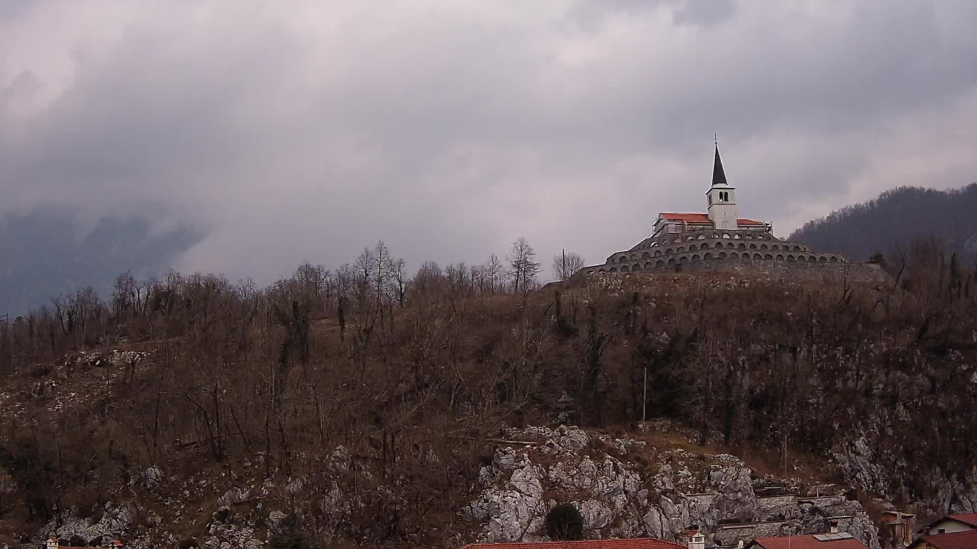 Kobarid Spletna kmera – Pogled na kostnico iz 1. svetovne vojne