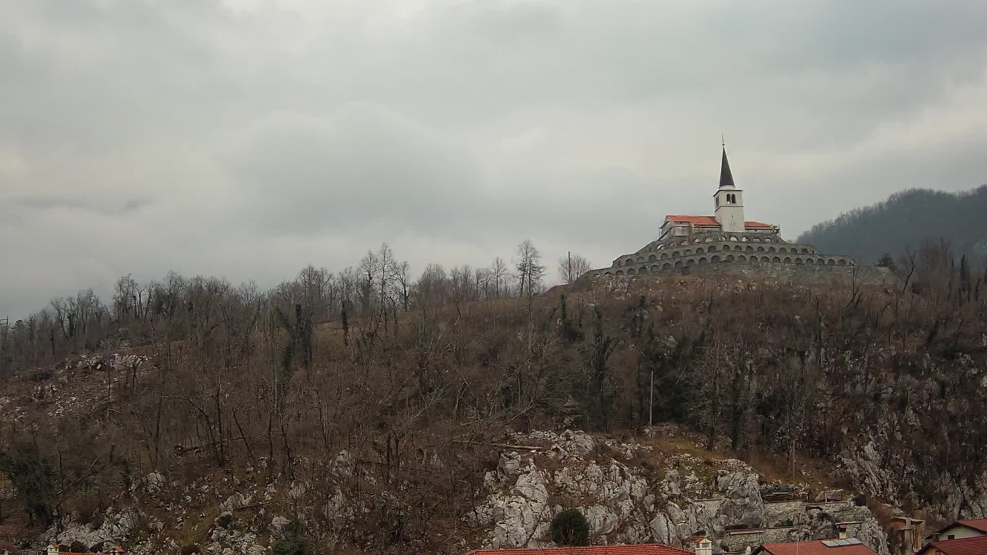 Kobarid Spletna kmera – Pogled na kostnico iz 1. svetovne vojne