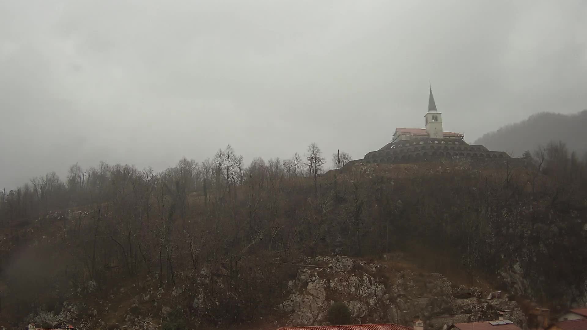 Kobarid Spletna kmera – Pogled na kostnico iz 1. svetovne vojne