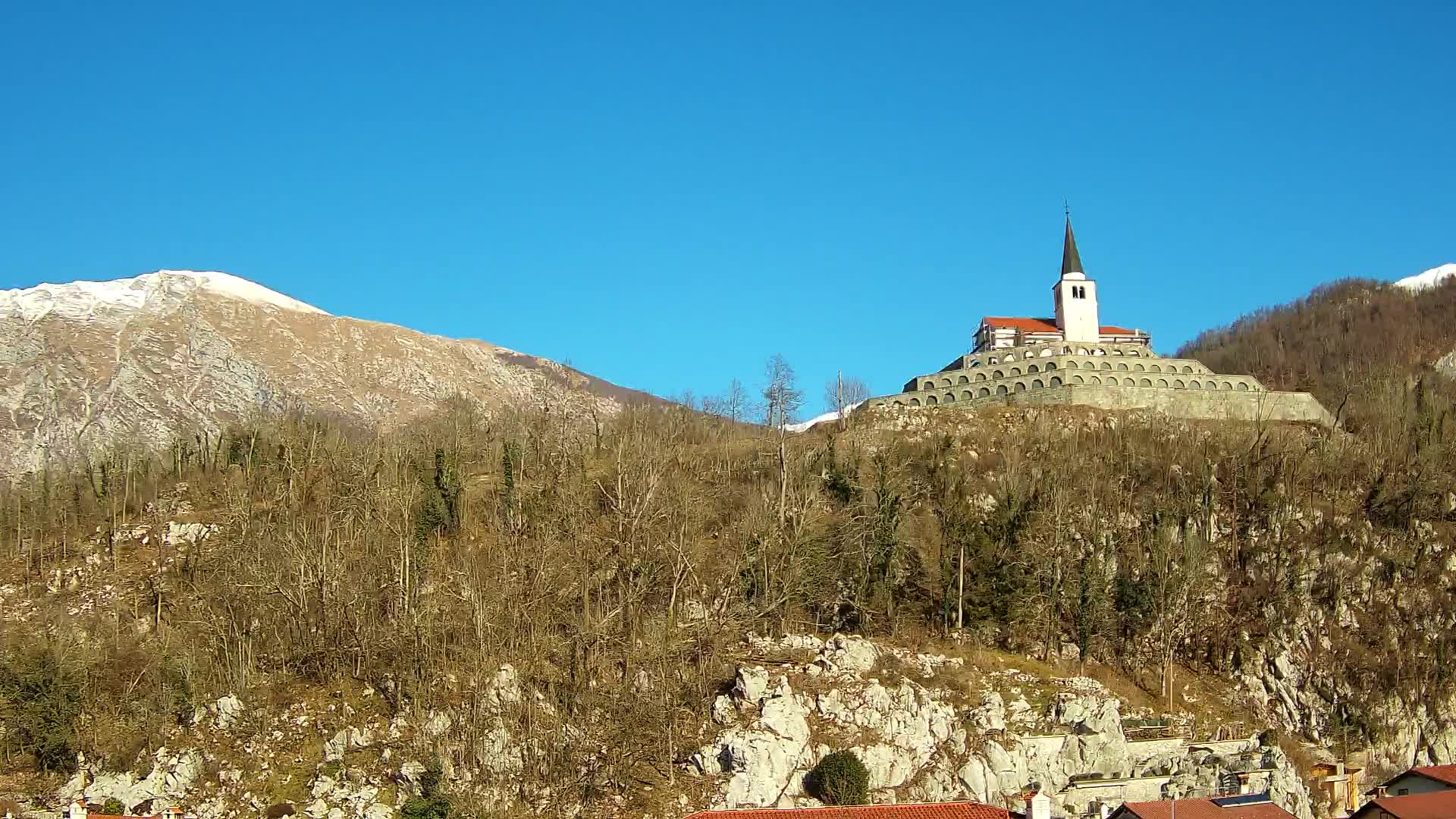 Kobarid Spletna kmera – Pogled na kostnico iz 1. svetovne vojne