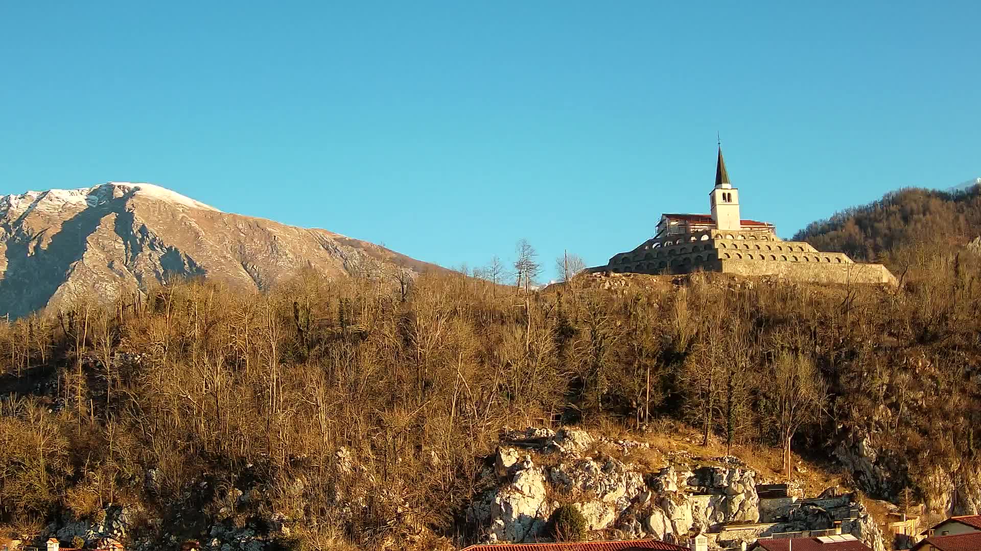 Kobarid Spletna kmera – Pogled na kostnico iz 1. svetovne vojne