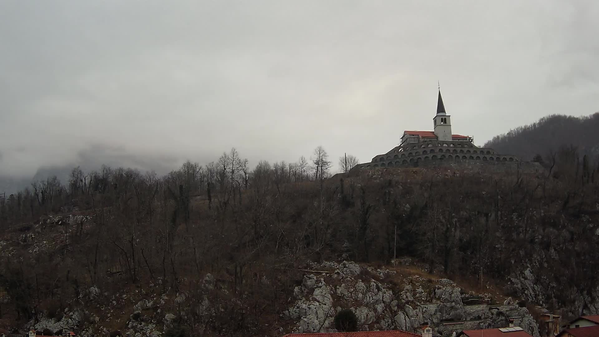 Web kamera Kobarida – Pogled na kosturnicu iz 1. svjetskog rata