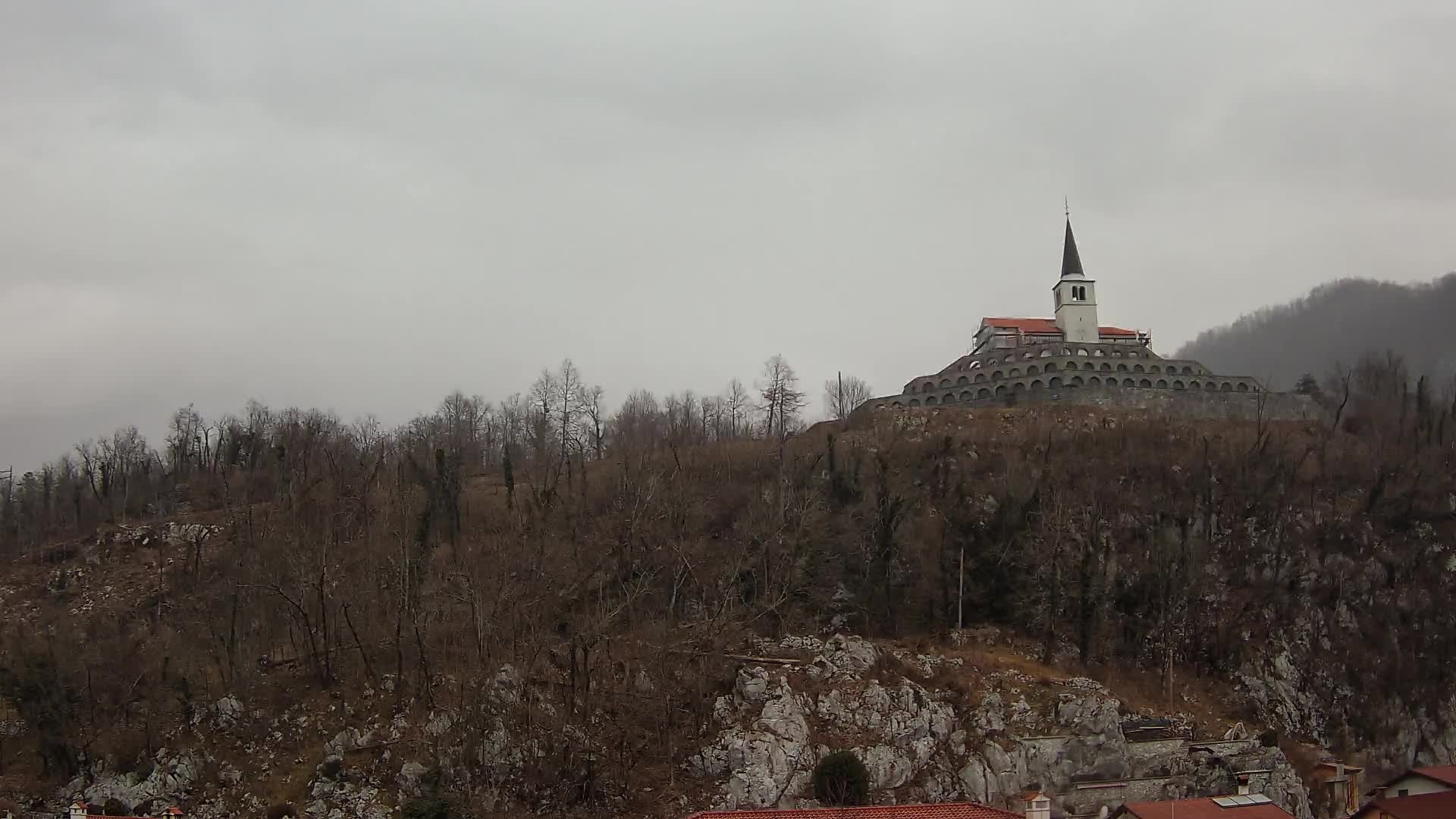 Web kamera Kobarida – Pogled na kosturnicu iz 1. svjetskog rata