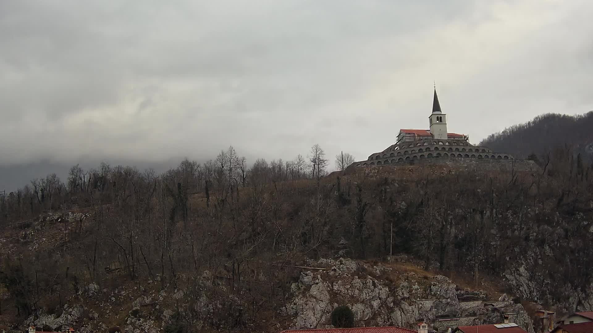 Kobarid Spletna kmera – Pogled na kostnico iz 1. svetovne vojne