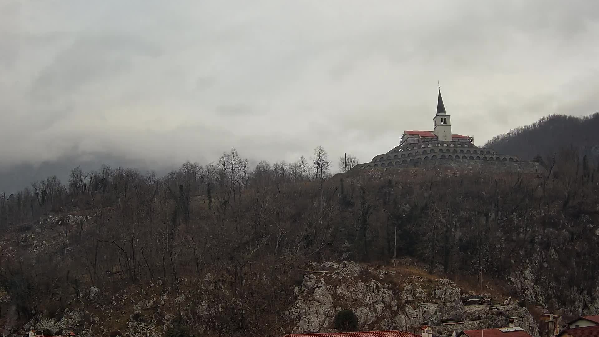 Kobarid Spletna kmera – Pogled na kostnico iz 1. svetovne vojne