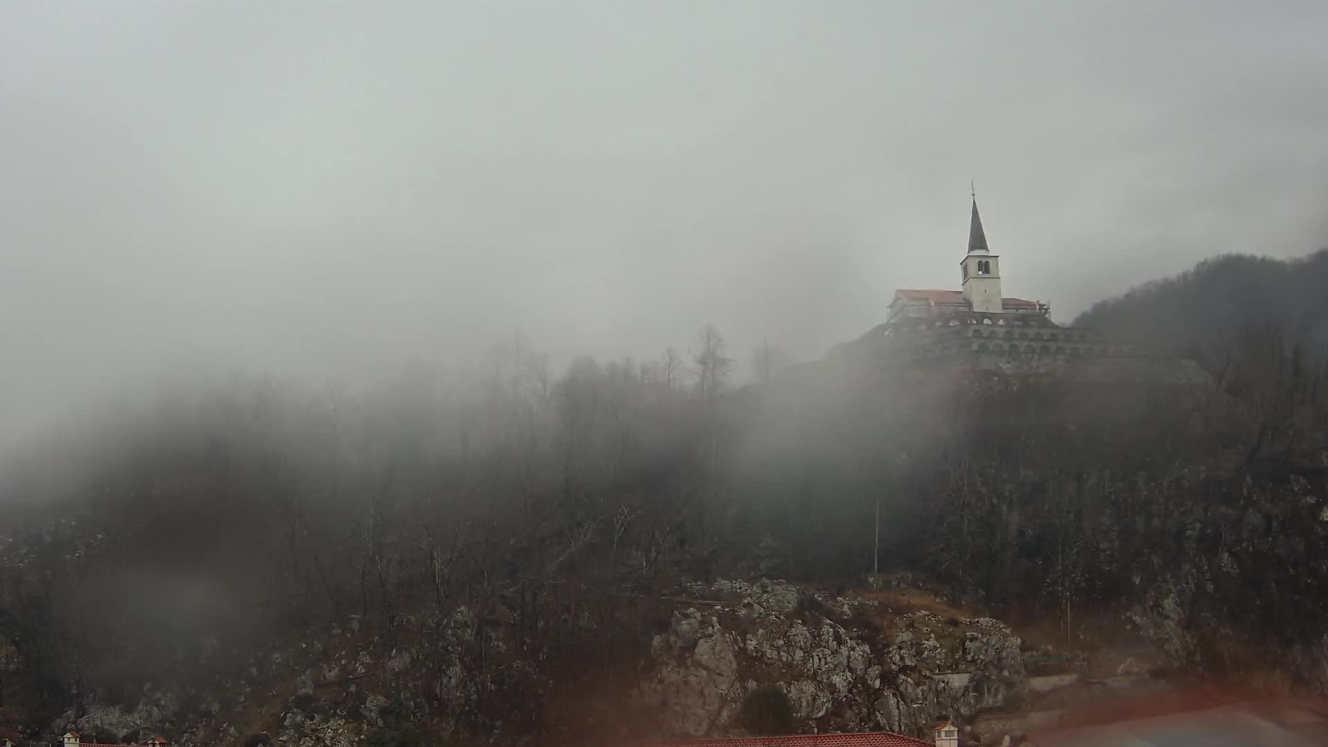 Kobarid Spletna kmera – Pogled na kostnico iz 1. svetovne vojne