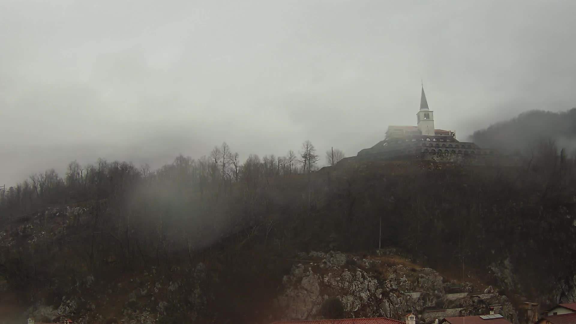 Kobarid Spletna kmera – Pogled na kostnico iz 1. svetovne vojne