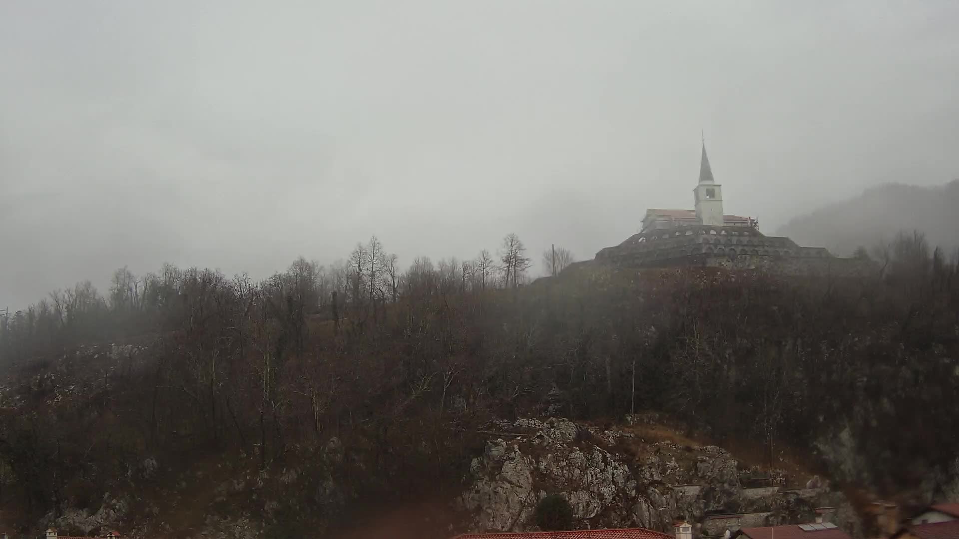 Kobarid Spletna kmera – Pogled na kostnico iz 1. svetovne vojne