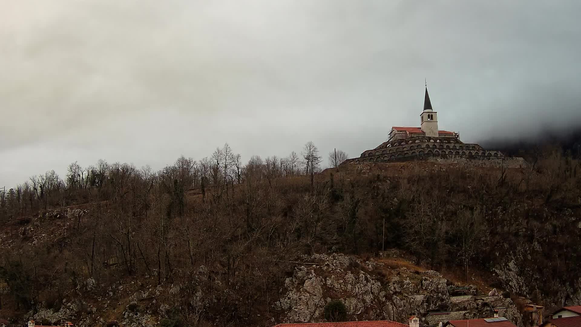 Web kamera Kobarida – Pogled na kosturnicu iz 1. svjetskog rata