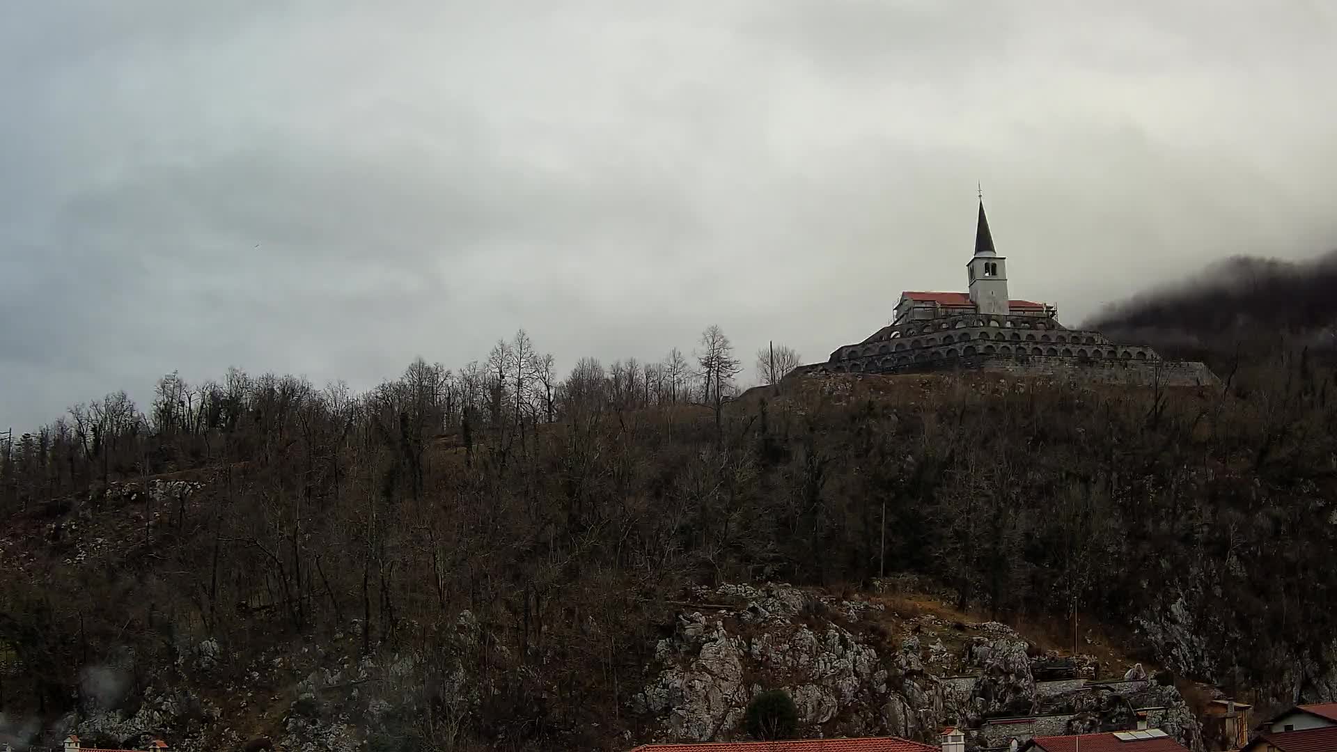 Kobarid Spletna kmera – Pogled na kostnico iz 1. svetovne vojne