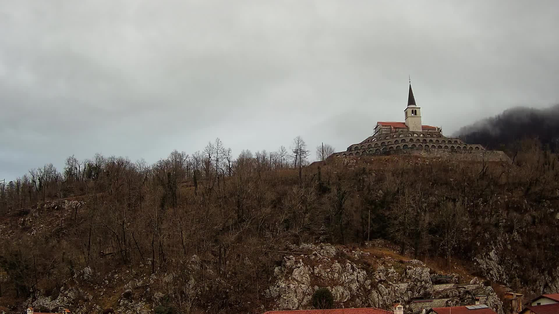 Web kamera Kobarida – Pogled na kosturnicu iz 1. svjetskog rata