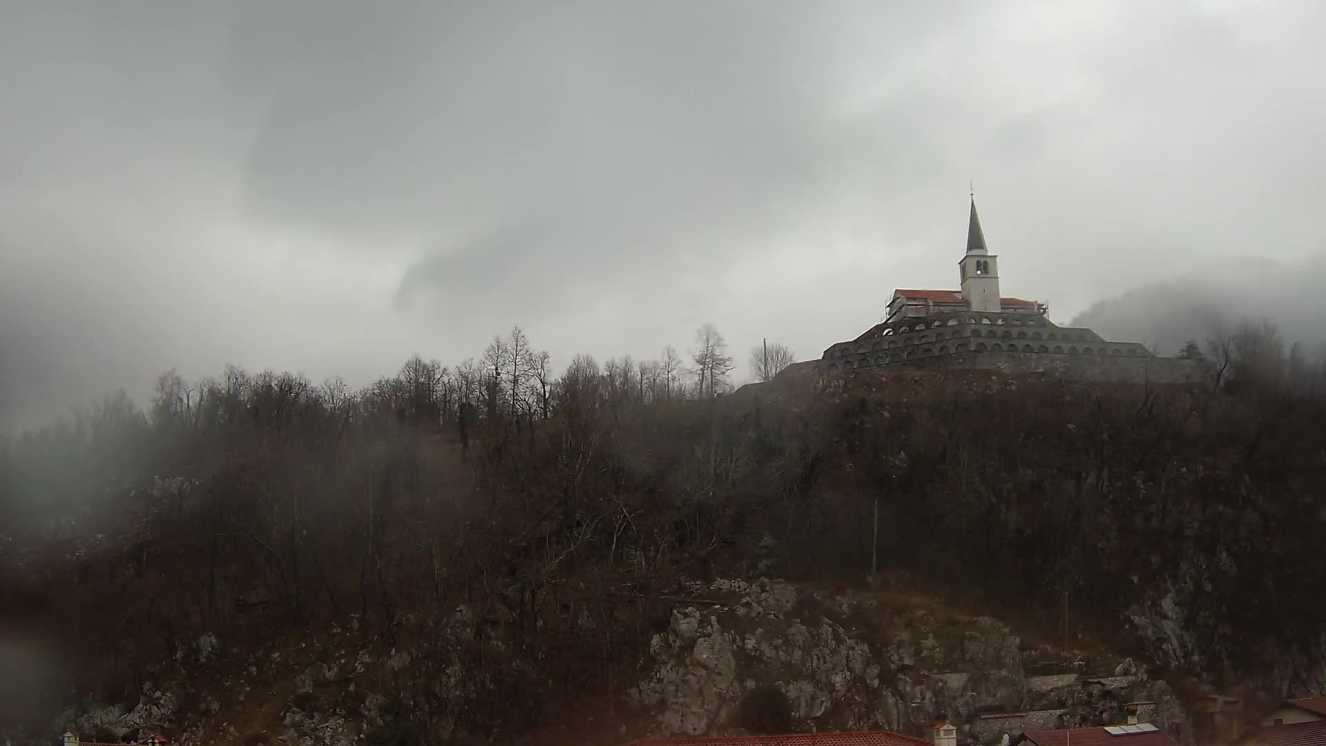 Kobarid Spletna kmera – Pogled na kostnico iz 1. svetovne vojne