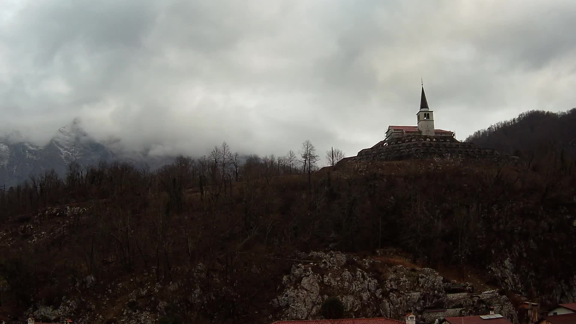 Kobarid Spletna kmera – Pogled na kostnico iz 1. svetovne vojne