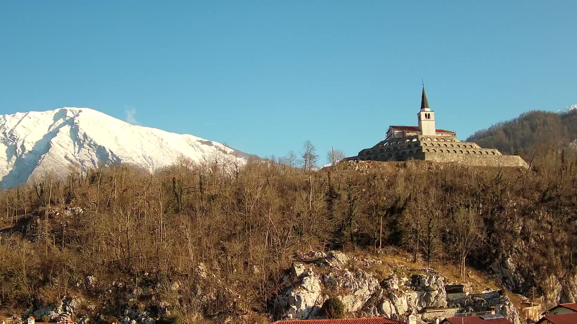 Kobarid Spletna kmera – Pogled na kostnico iz 1. svetovne vojne