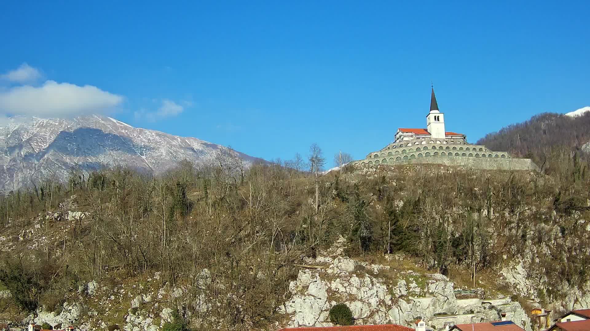 Web kamera Kobarida – Pogled na kosturnicu iz 1. svjetskog rata