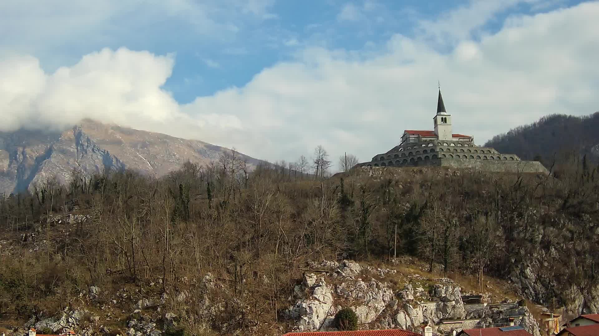 Kobarid Spletna kmera – Pogled na kostnico iz 1. svetovne vojne