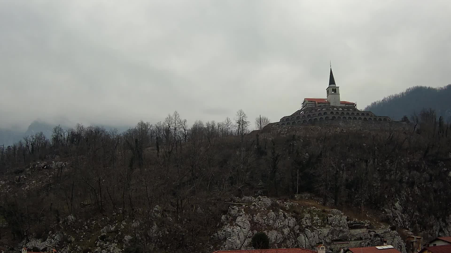 Kobarid Spletna kmera – Pogled na kostnico iz 1. svetovne vojne