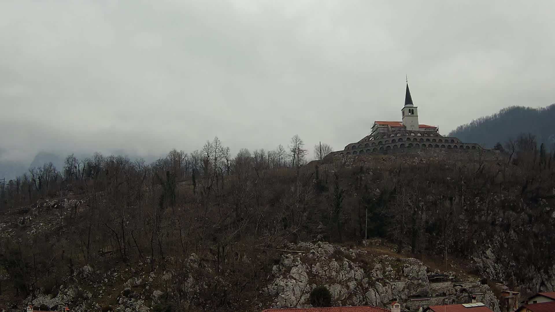 Kobarid Spletna kmera – Pogled na kostnico iz 1. svetovne vojne