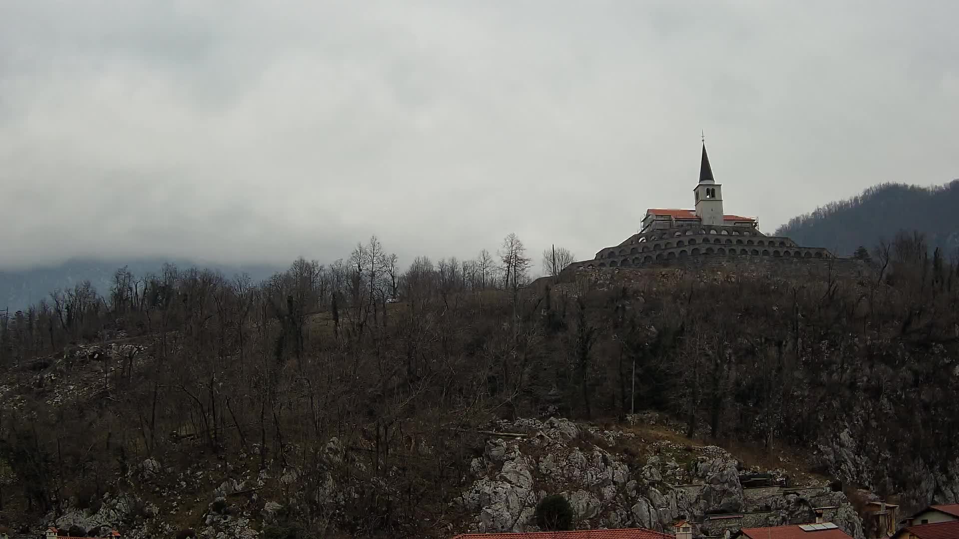 Kobarid Spletna kmera – Pogled na kostnico iz 1. svetovne vojne