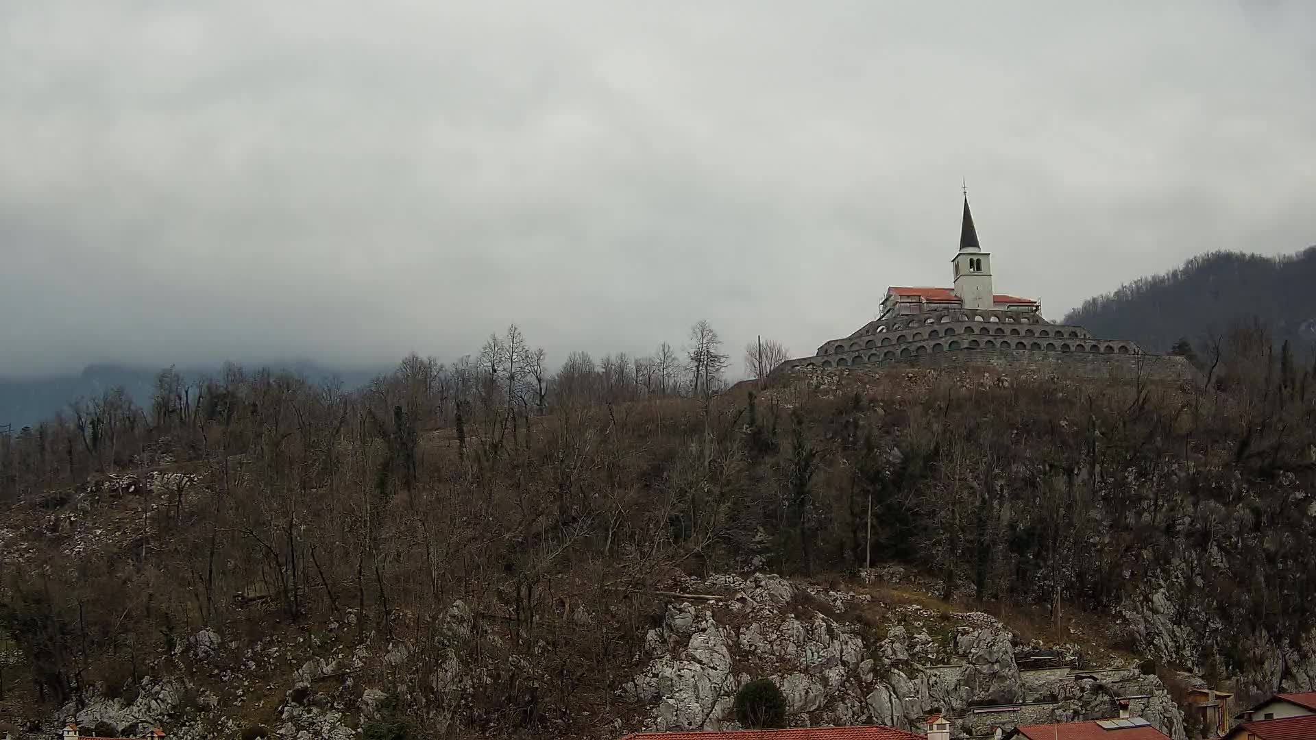 Kobarid Spletna kmera – Pogled na kostnico iz 1. svetovne vojne