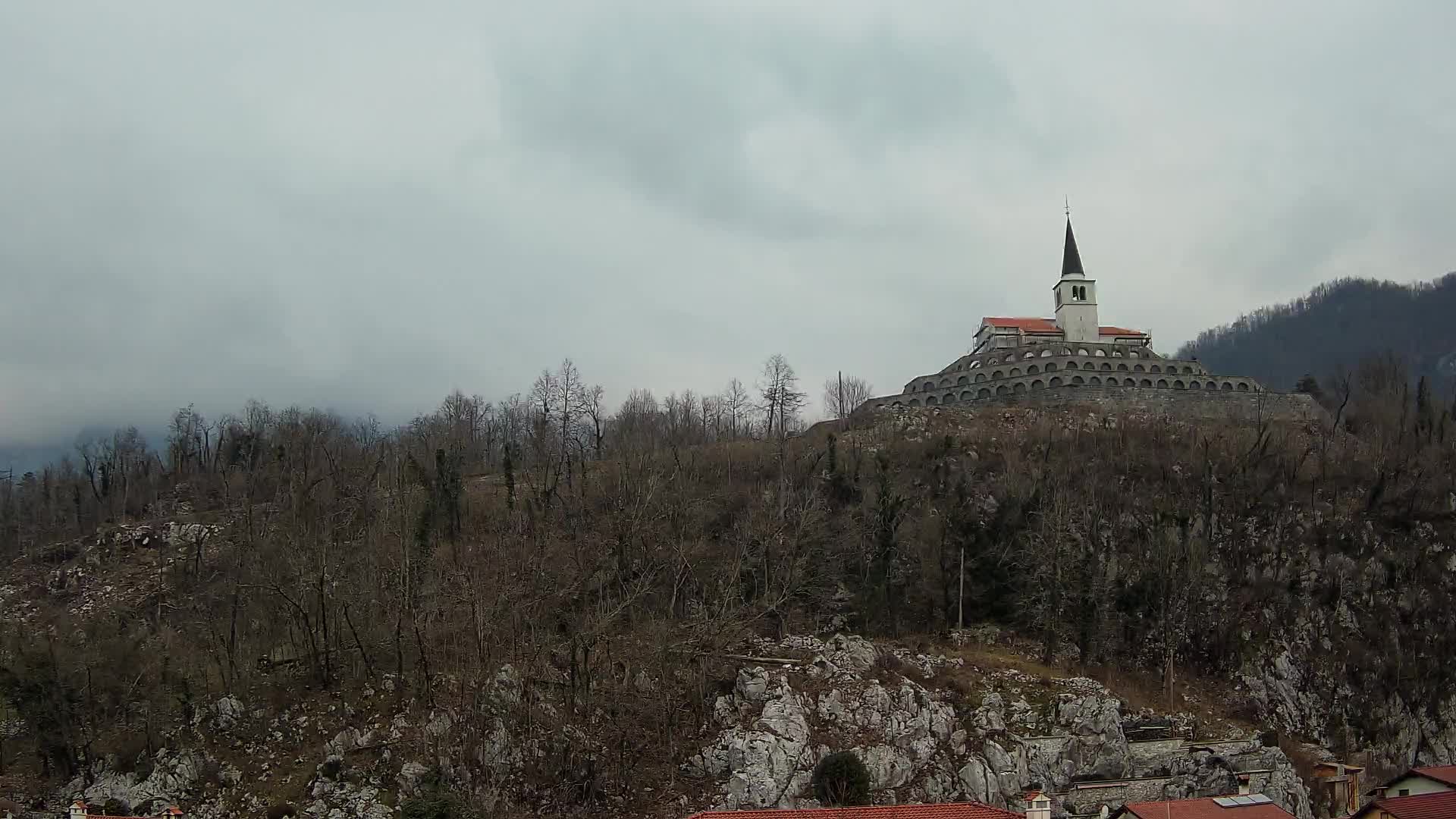 Kobarid Spletna kmera – Pogled na kostnico iz 1. svetovne vojne