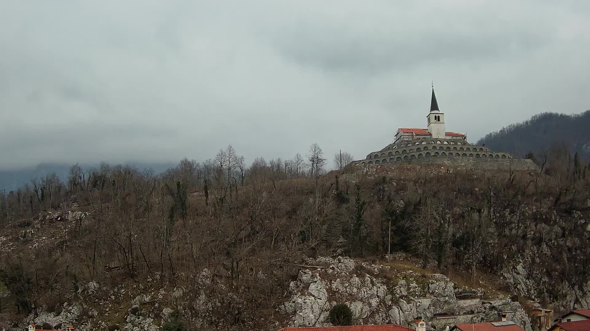 Kobarid Spletna kmera – Pogled na kostnico iz 1. svetovne vojne