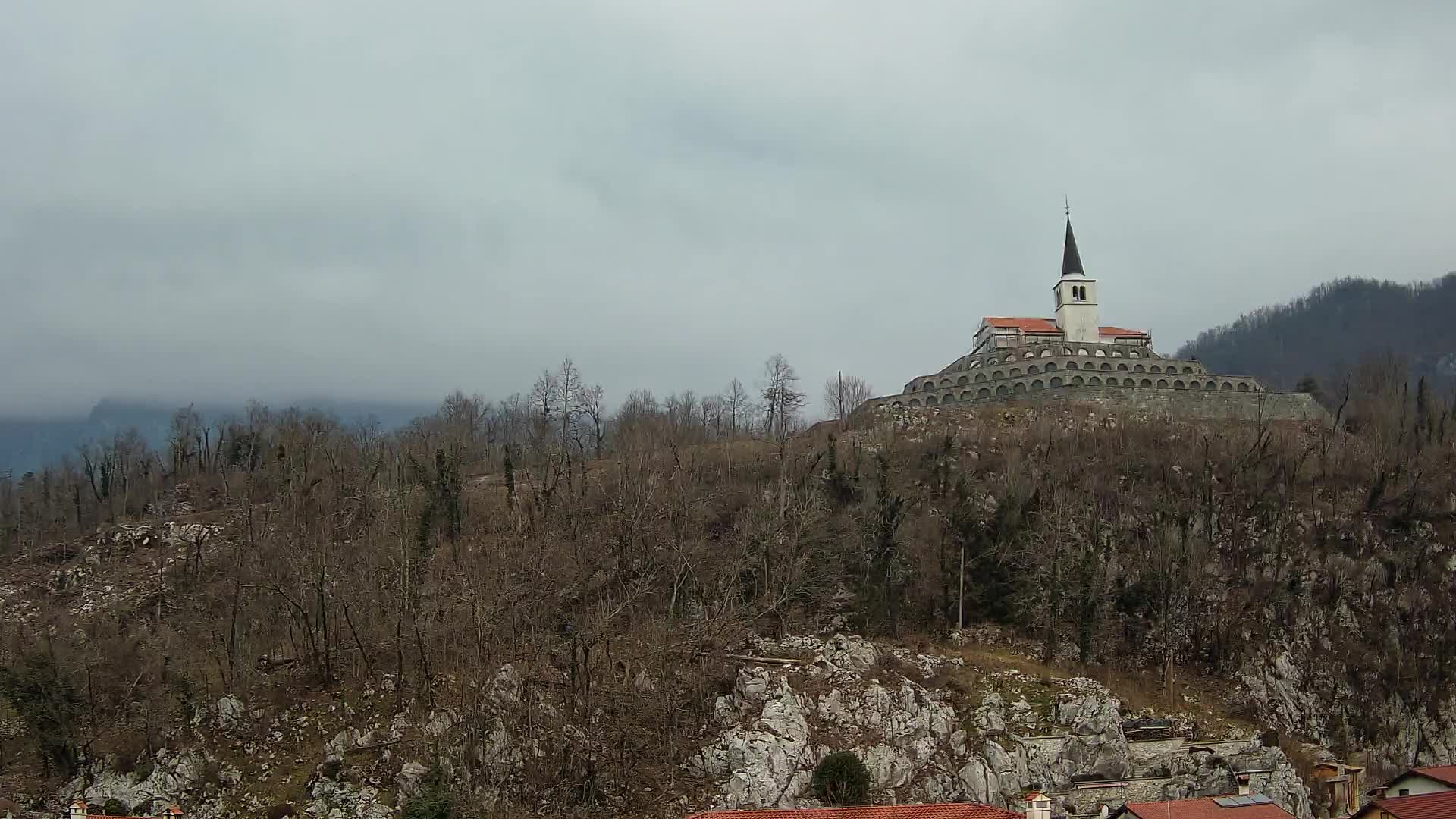 Web kamera Kobarida – Pogled na kosturnicu iz 1. svjetskog rata