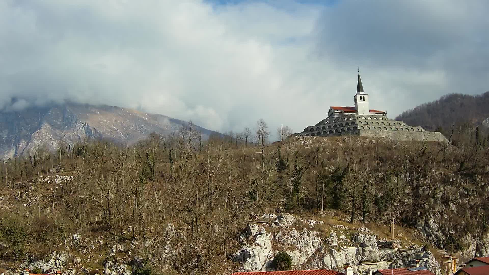 Kobarid Spletna kmera – Pogled na kostnico iz 1. svetovne vojne