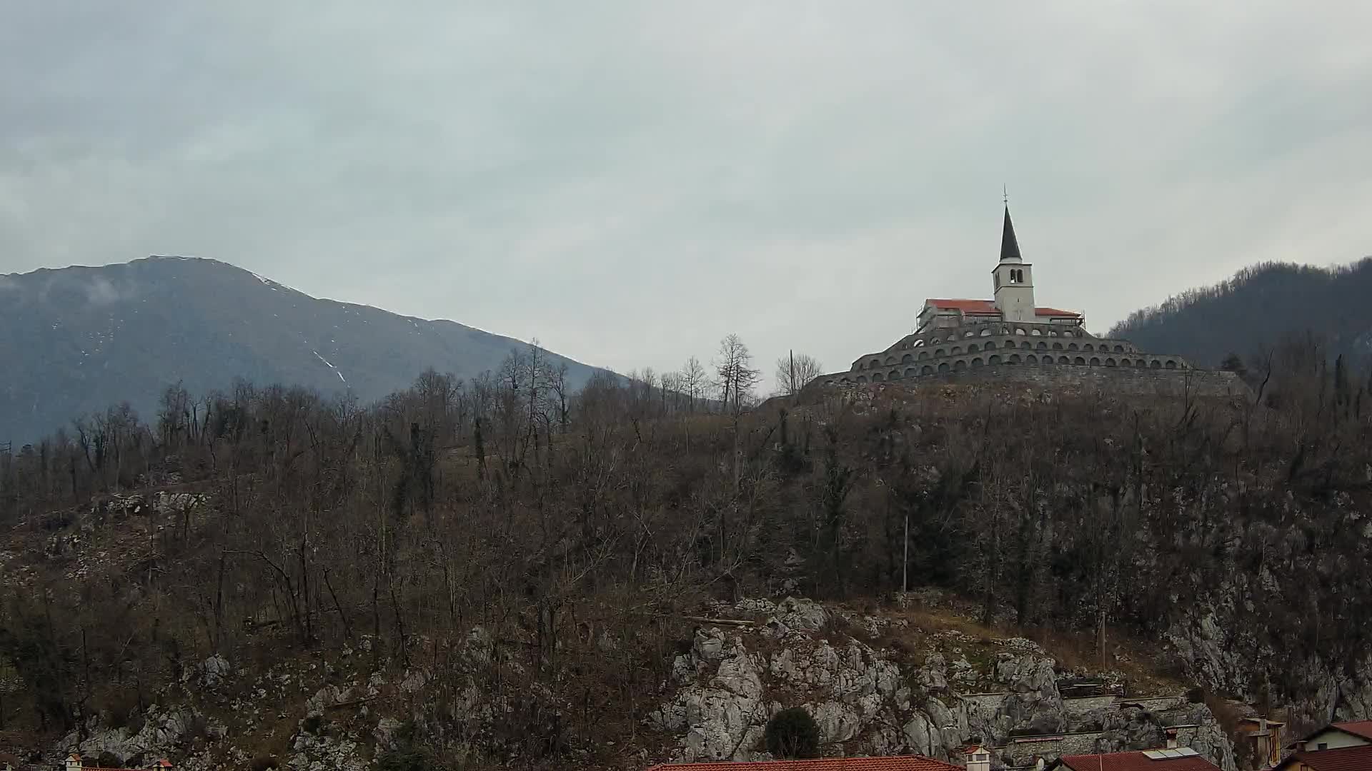 Kobarid Spletna kmera – Pogled na kostnico iz 1. svetovne vojne