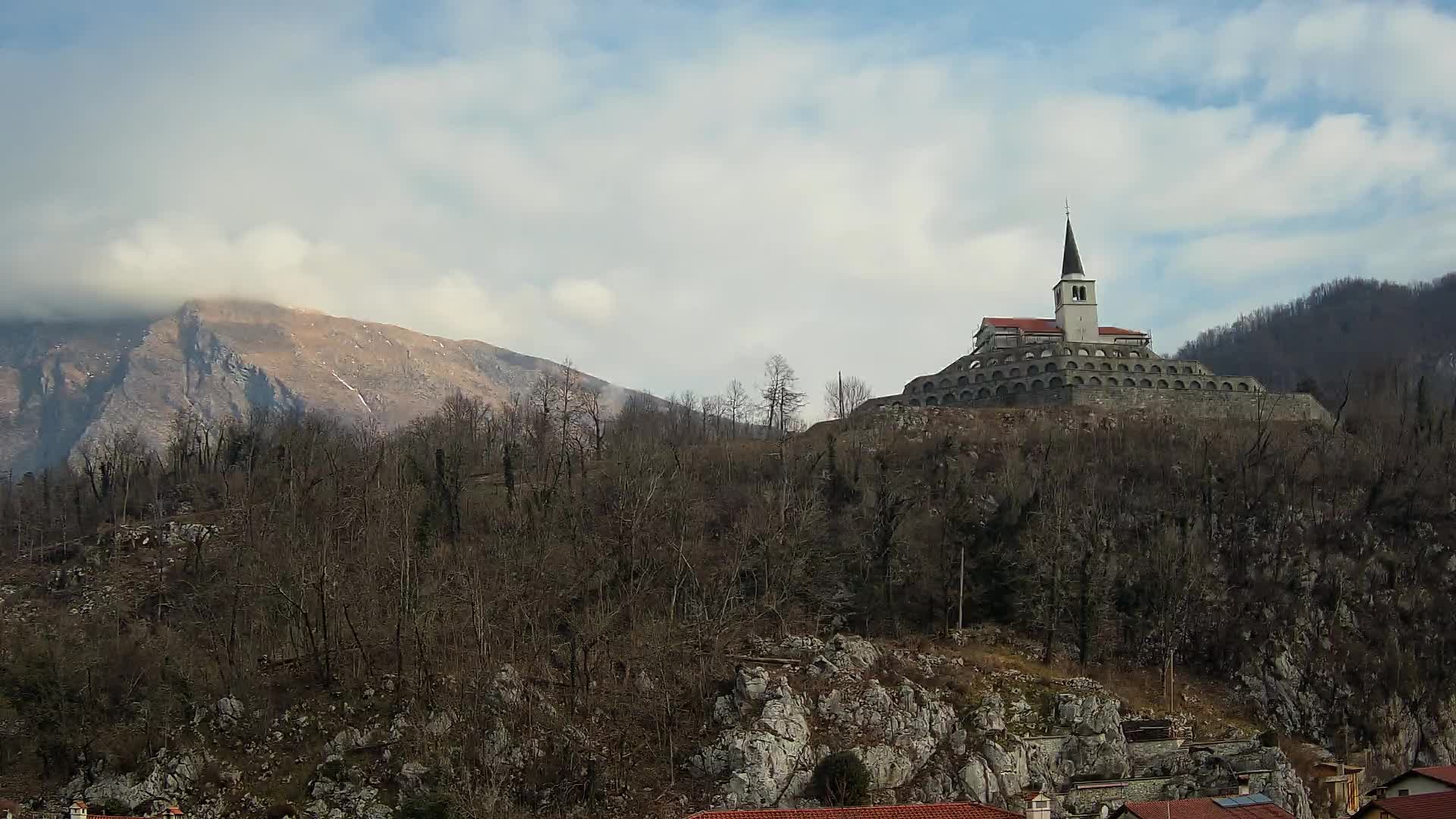 Kobarid Spletna kmera – Pogled na kostnico iz 1. svetovne vojne