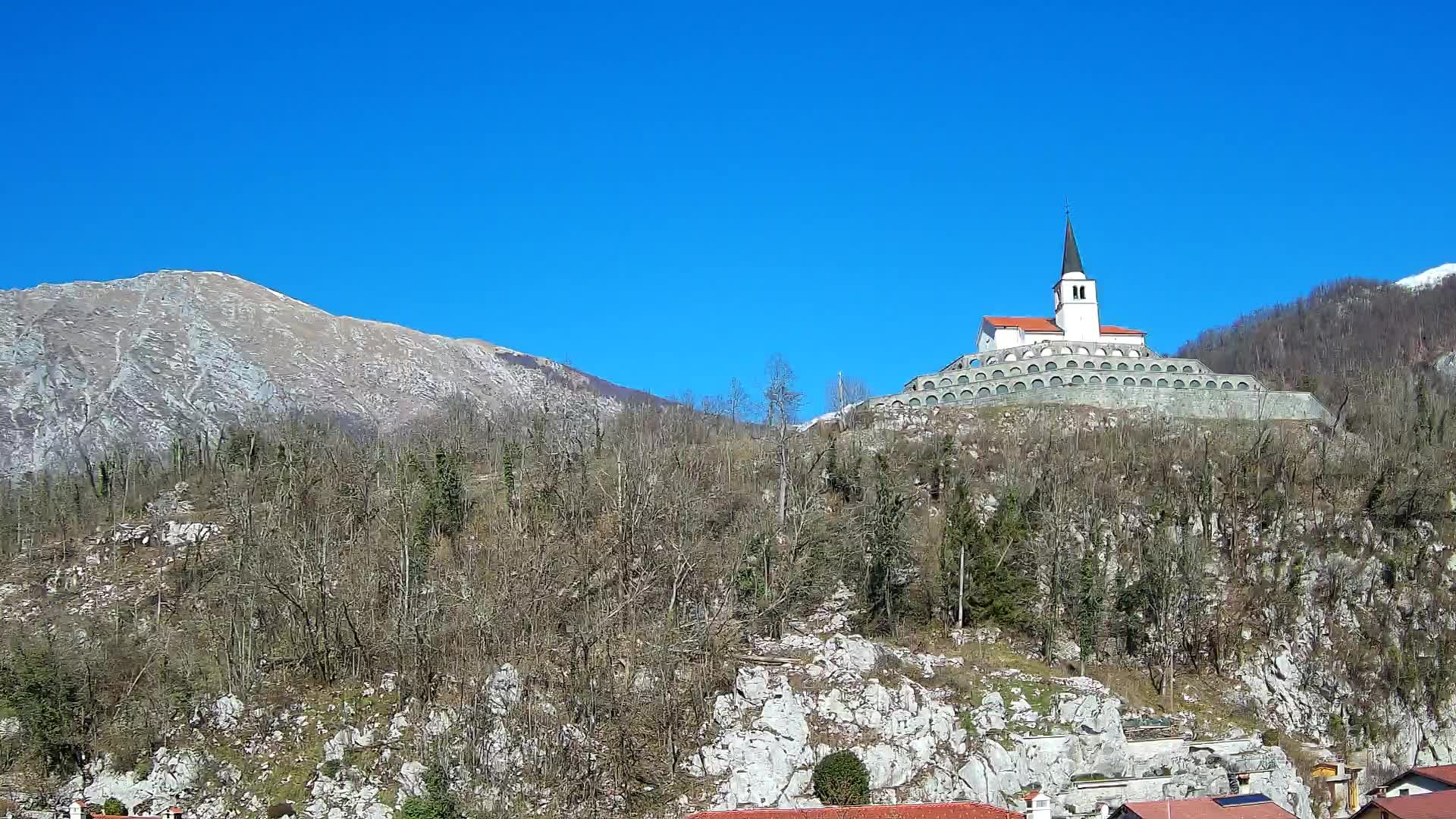 Kobarid-Webcam – Blick auf das Beinhaus aus dem 1. Weltkrieg