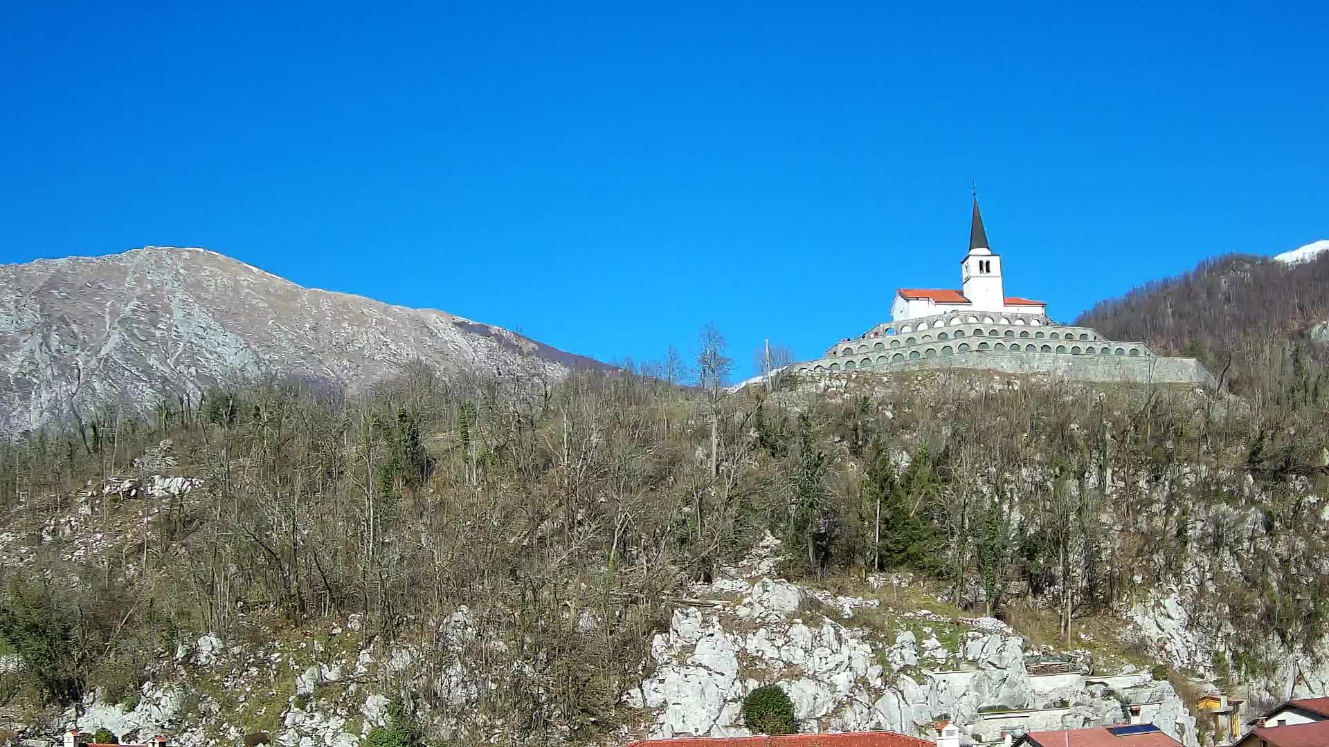 Kobarid Spletna kmera – Pogled na kostnico iz 1. svetovne vojne