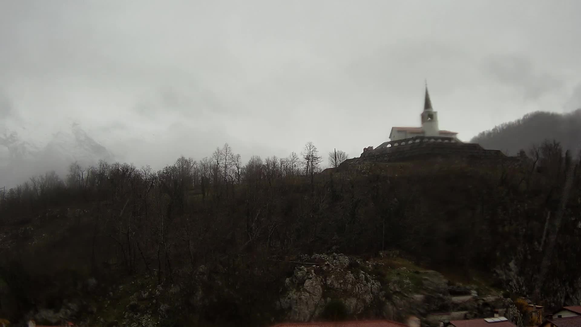 Kobarid Spletna kmera – Pogled na kostnico iz 1. svetovne vojne