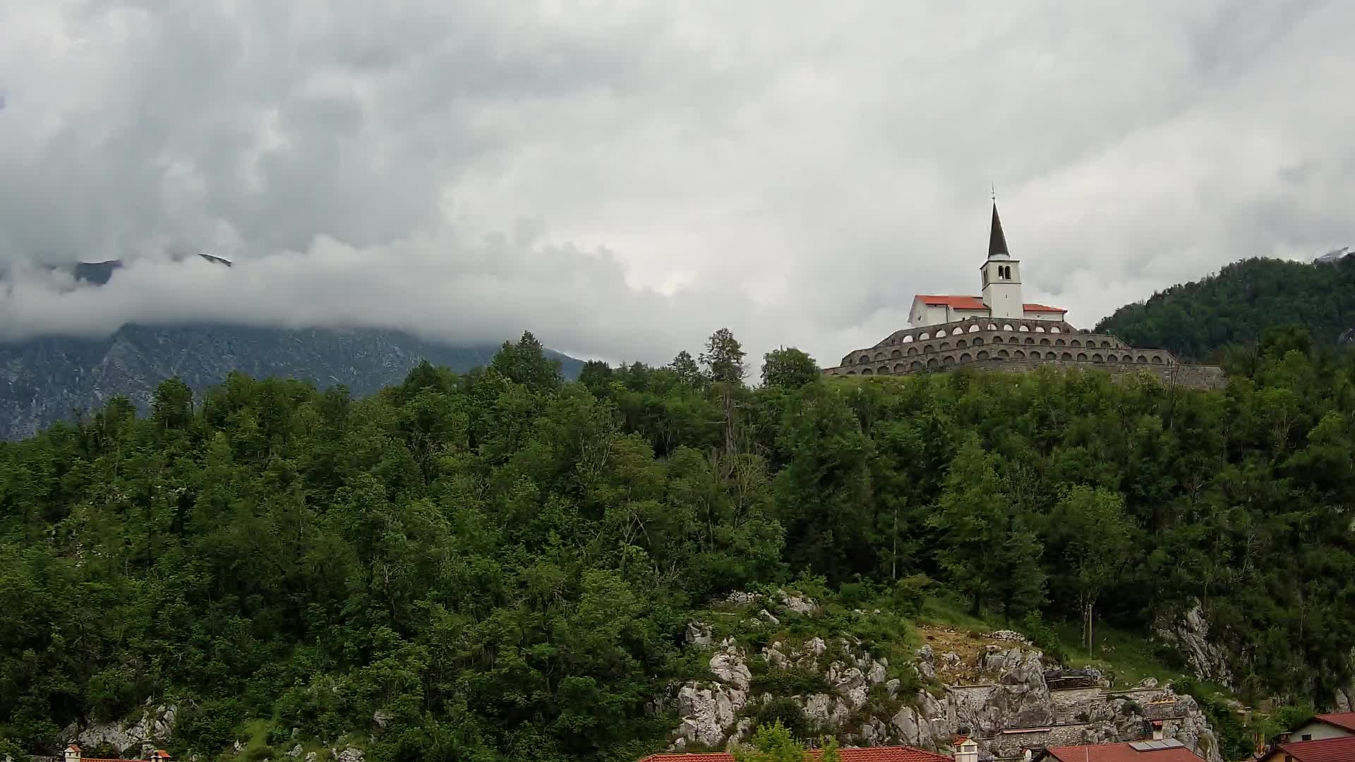 Kobarid Spletna kmera – Pogled na kostnico iz 1. svetovne vojne