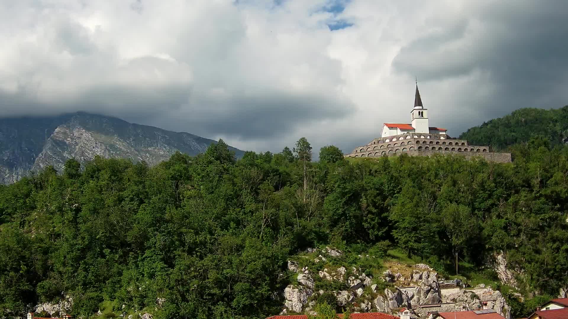 Kobarid-Webcam – Blick auf das Beinhaus aus dem 1. Weltkrieg