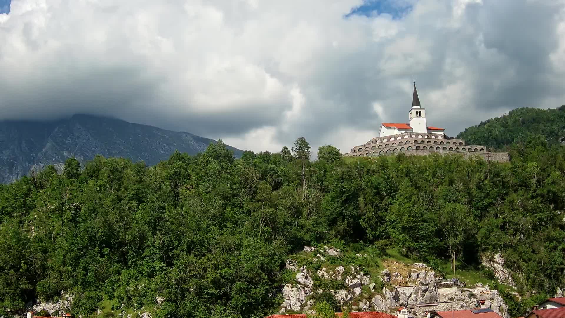 Kobarid Spletna kmera – Pogled na kostnico iz 1. svetovne vojne