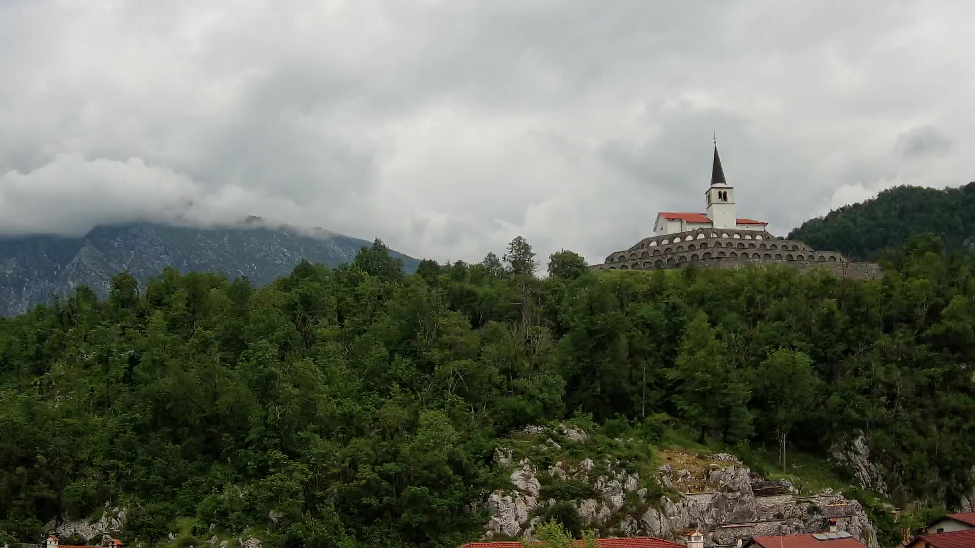 Kobarid-Webcam – Blick auf das Beinhaus aus dem 1. Weltkrieg
