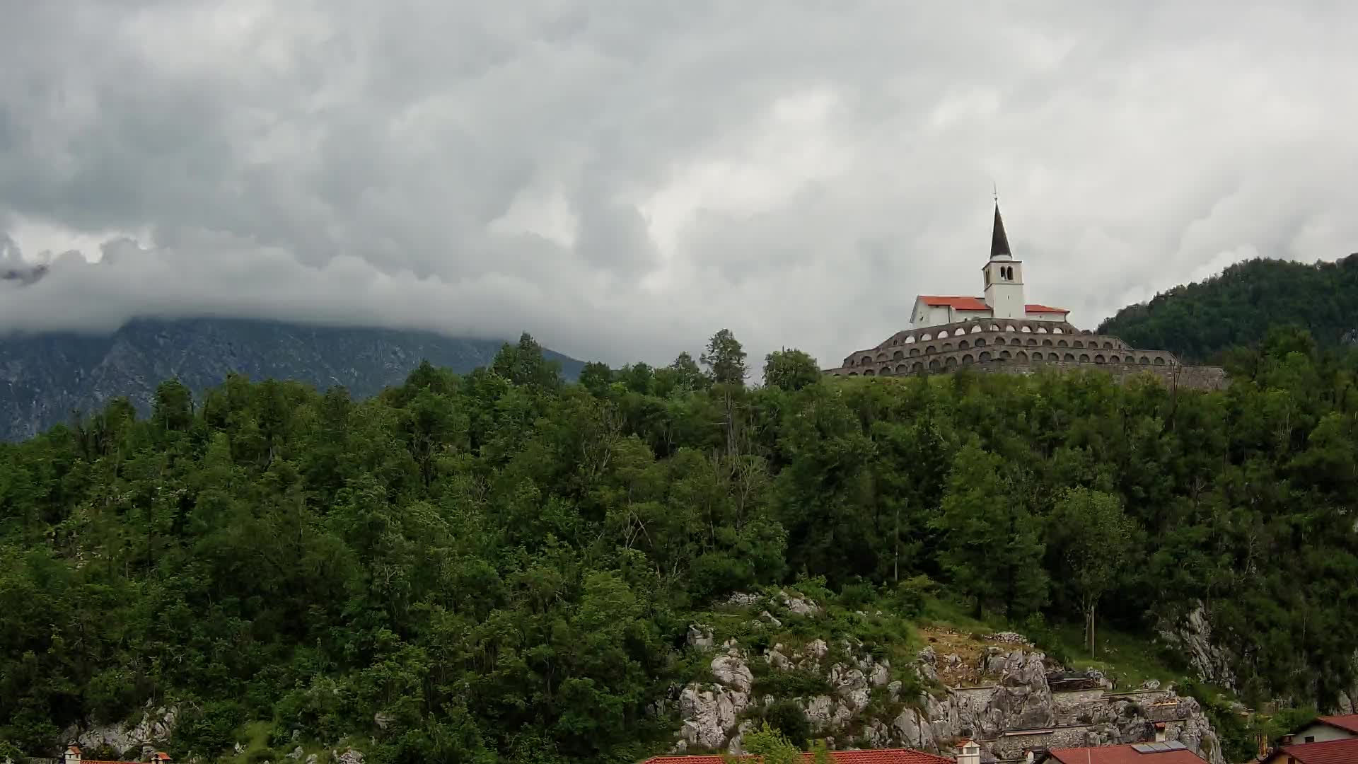 Web kamera Kobarida – Pogled na kosturnicu iz 1. svjetskog rata