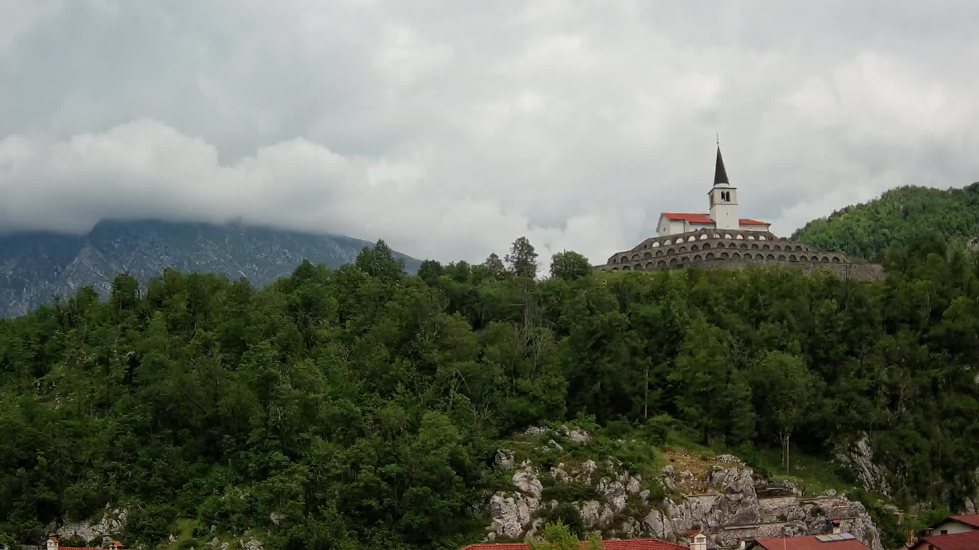 Kobarid Spletna kmera – Pogled na kostnico iz 1. svetovne vojne