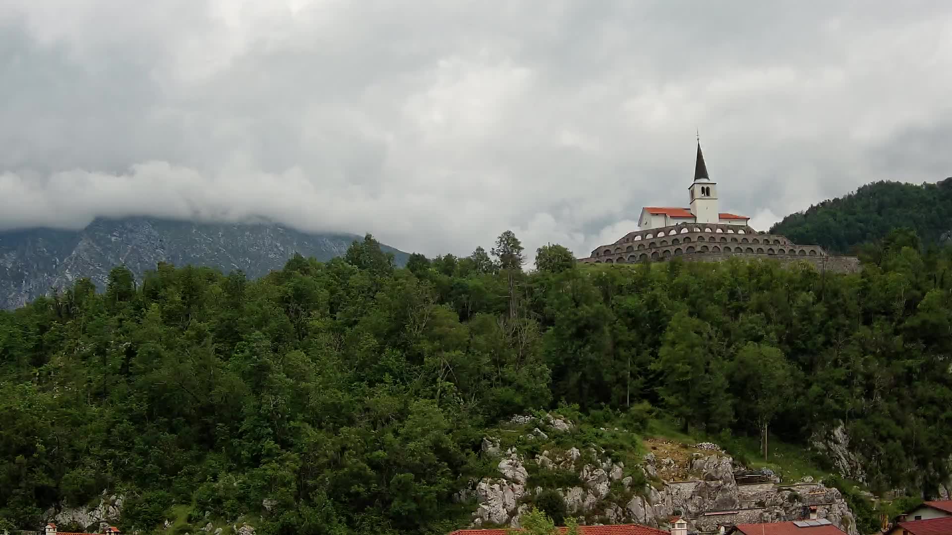 Web kamera Kobarida – Pogled na kosturnicu iz 1. svjetskog rata