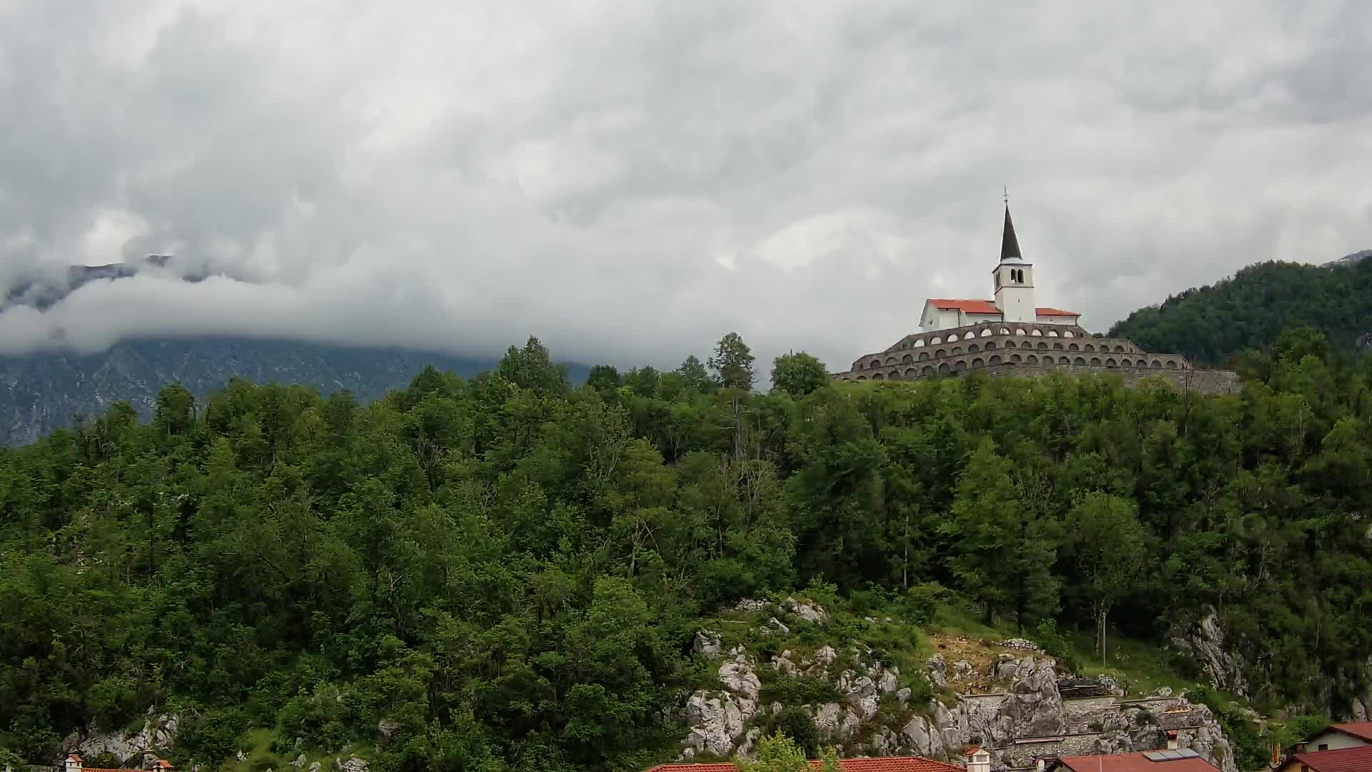 Kobarid-Webcam – Blick auf das Beinhaus aus dem 1. Weltkrieg