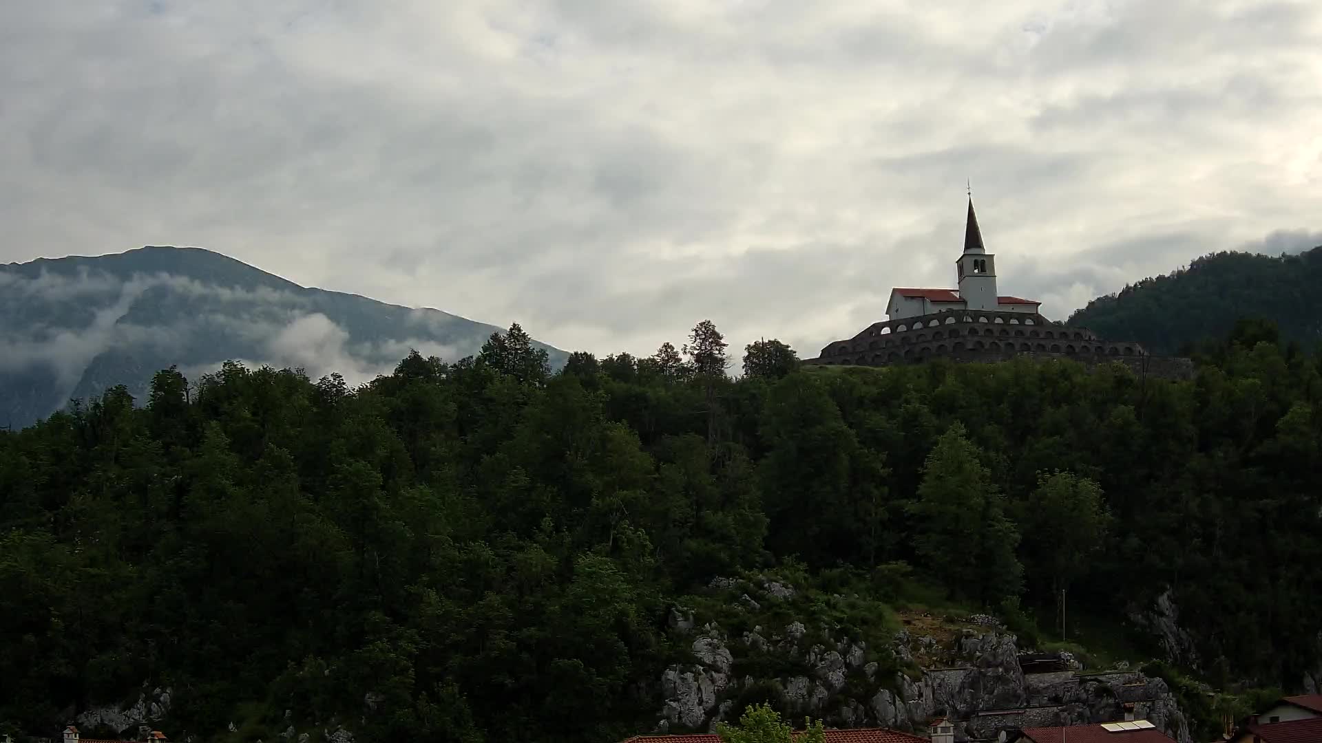 Kobarid Spletna kmera – Pogled na kostnico iz 1. svetovne vojne