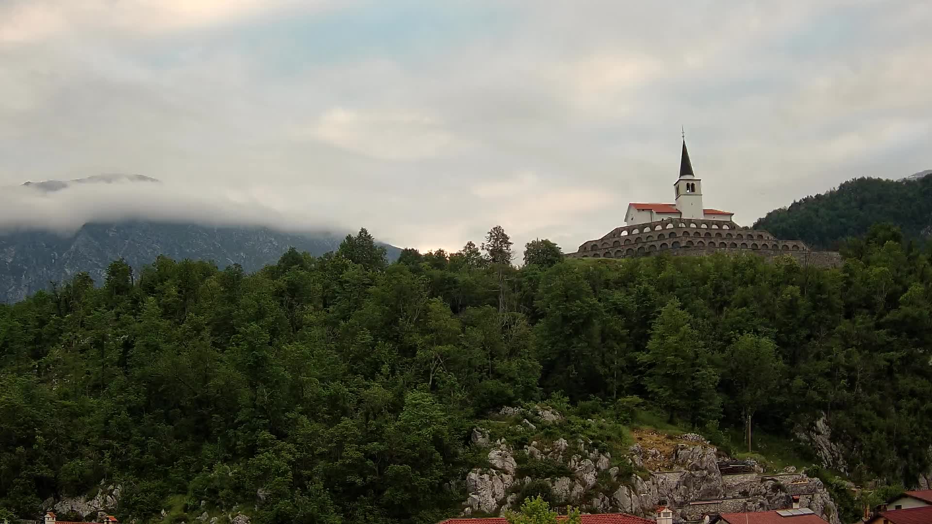 Kobarid Spletna kmera – Pogled na kostnico iz 1. svetovne vojne