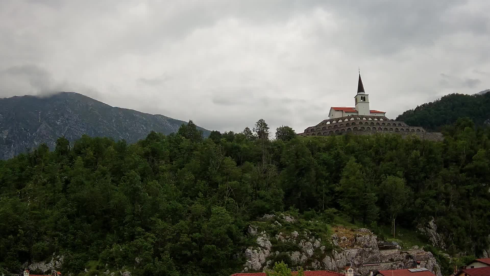 Web kamera Kobarida – Pogled na kosturnicu iz 1. svjetskog rata