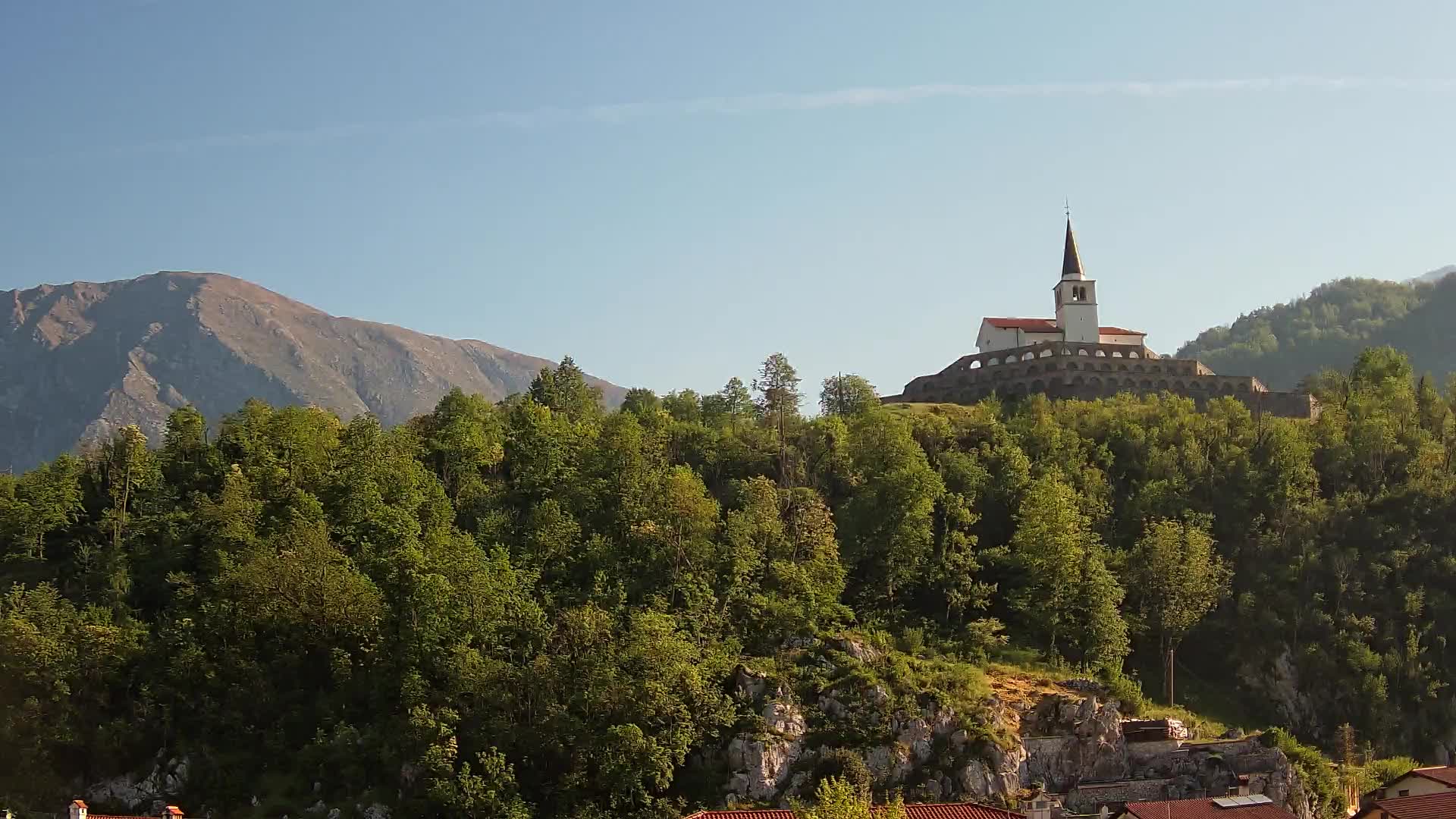 Kobarid Spletna kmera – Pogled na kostnico iz 1. svetovne vojne