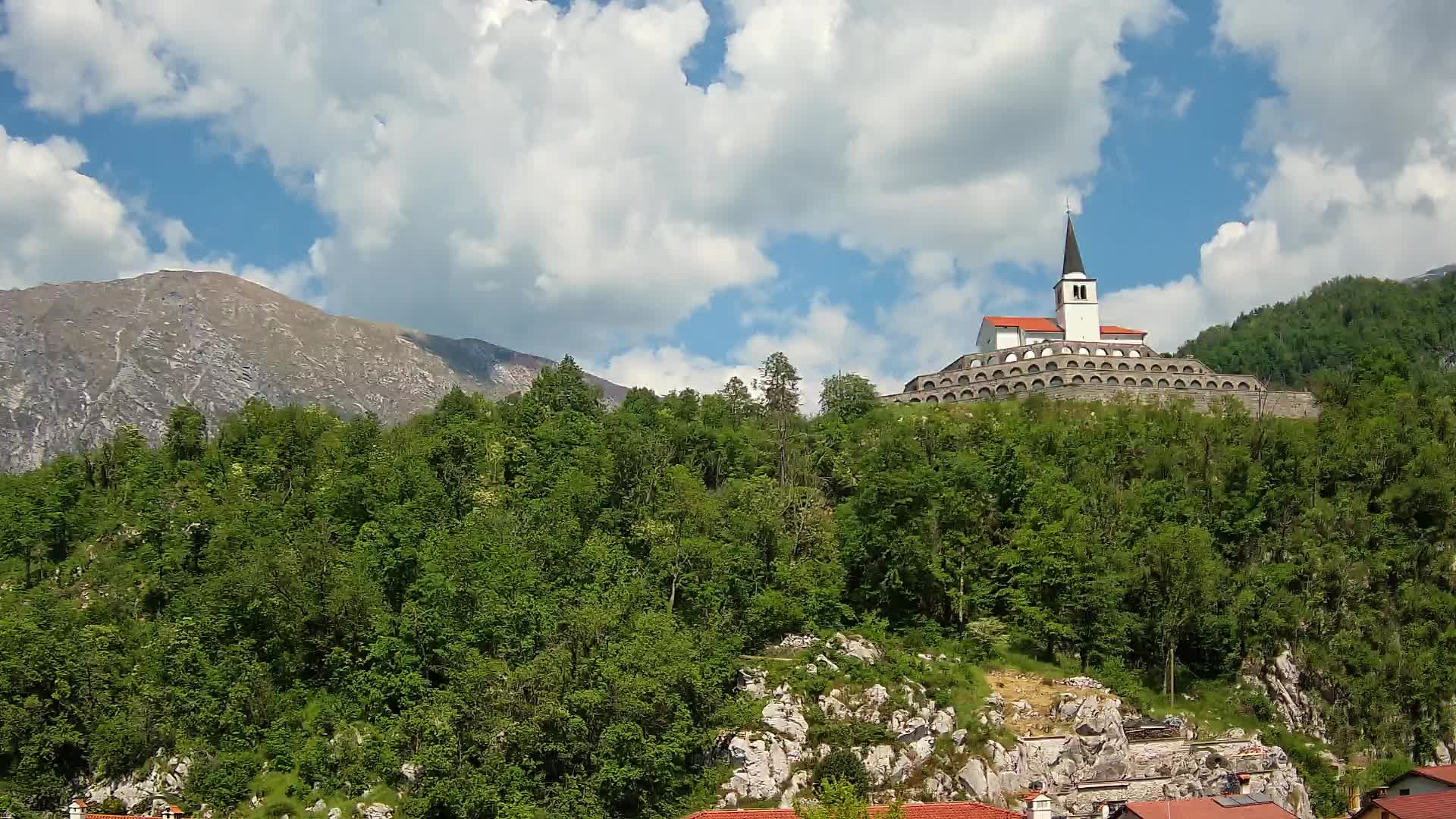 Kobarid-Webcam – Blick auf das Beinhaus aus dem 1. Weltkrieg